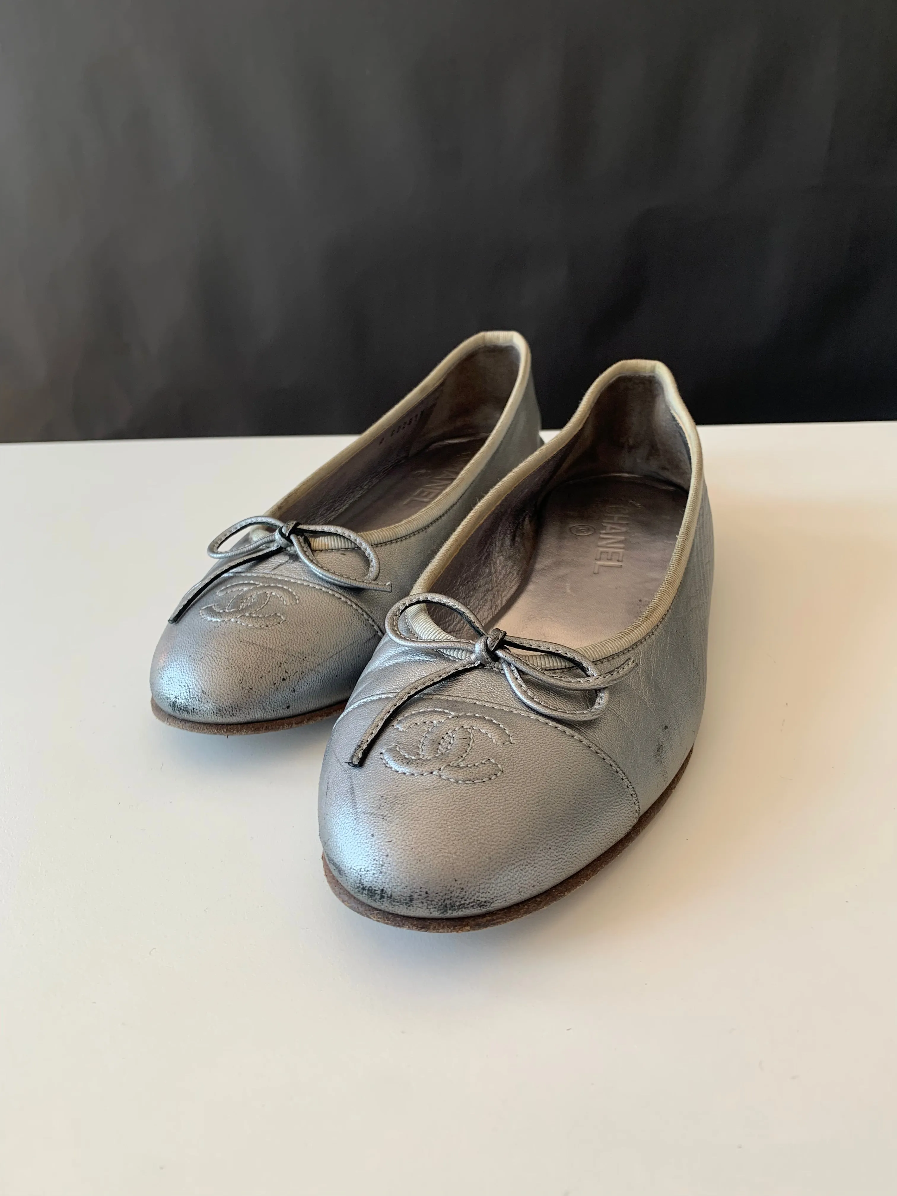 <b>CHANEL </b> <br>Cap Toe Ballerina Flats 39.5