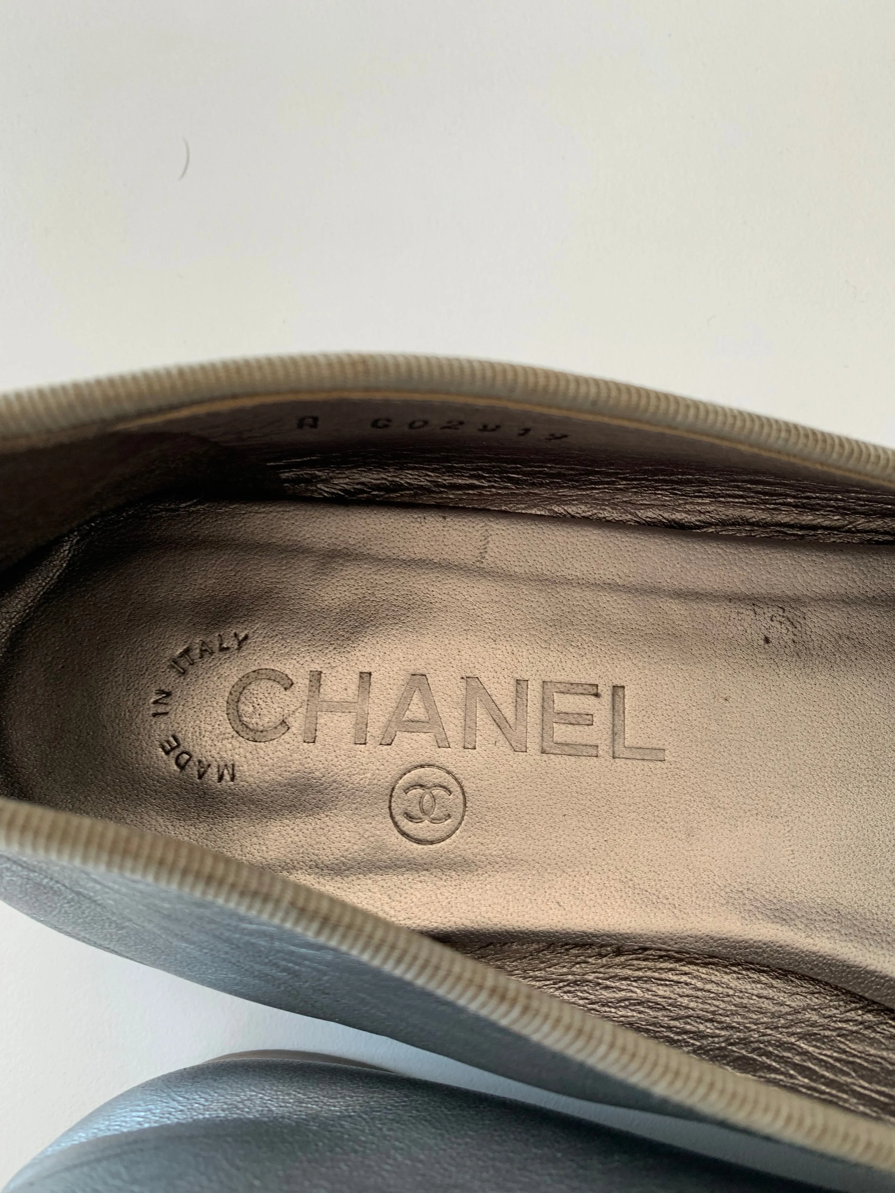 <b>CHANEL </b> <br>Cap Toe Ballerina Flats 39.5