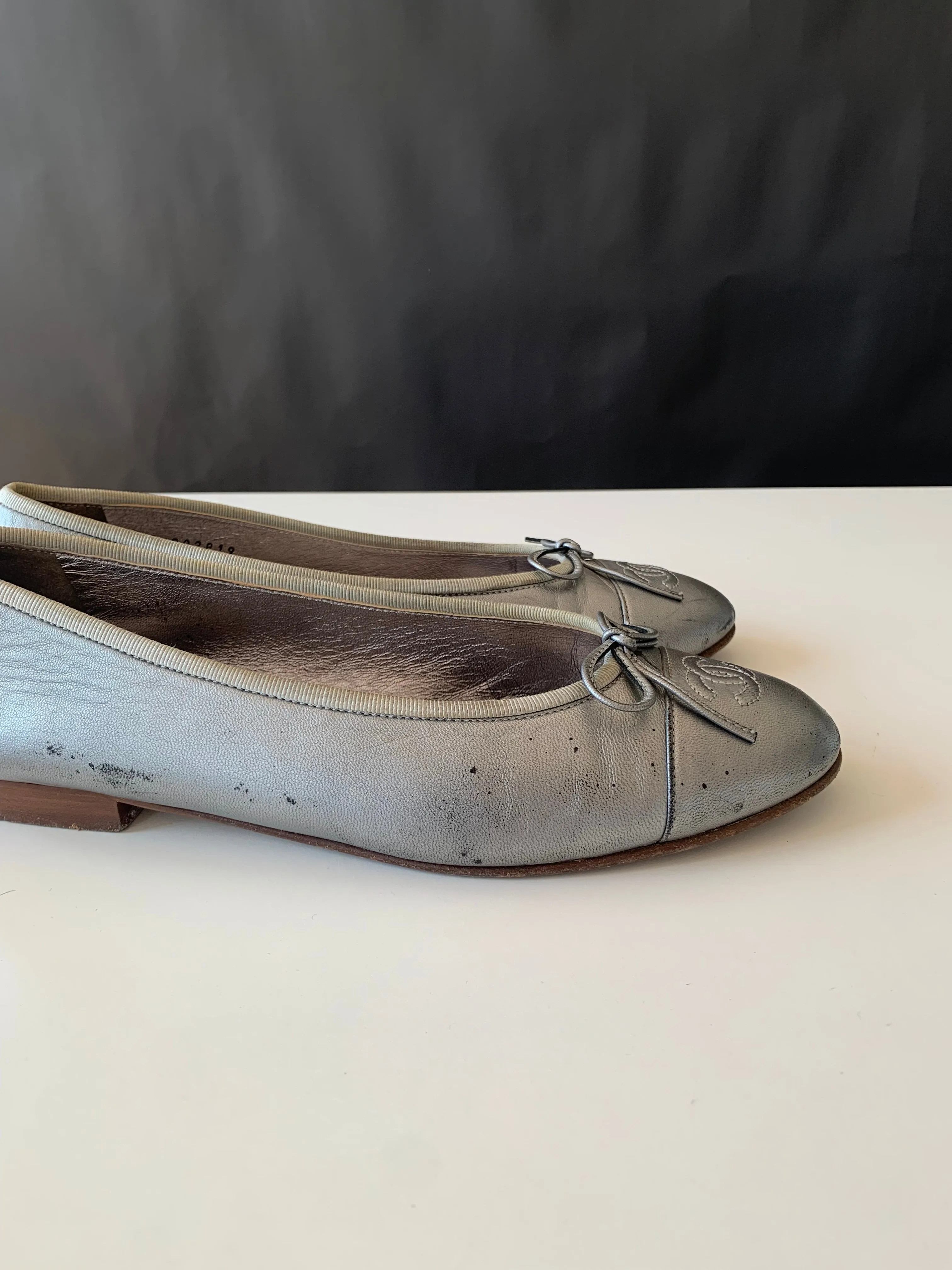 <b>CHANEL </b> <br>Cap Toe Ballerina Flats 39.5