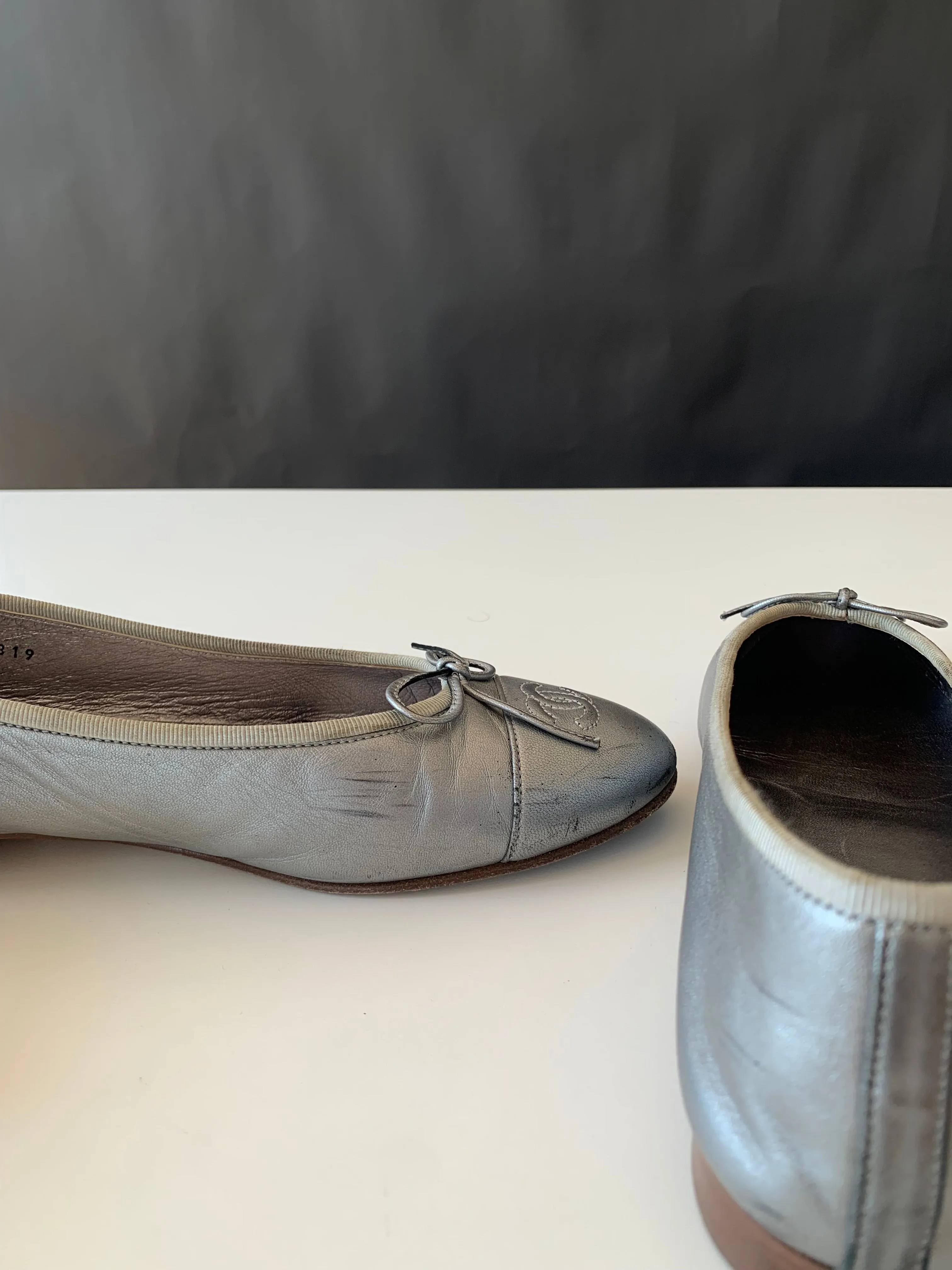 <b>CHANEL </b> <br>Cap Toe Ballerina Flats 39.5