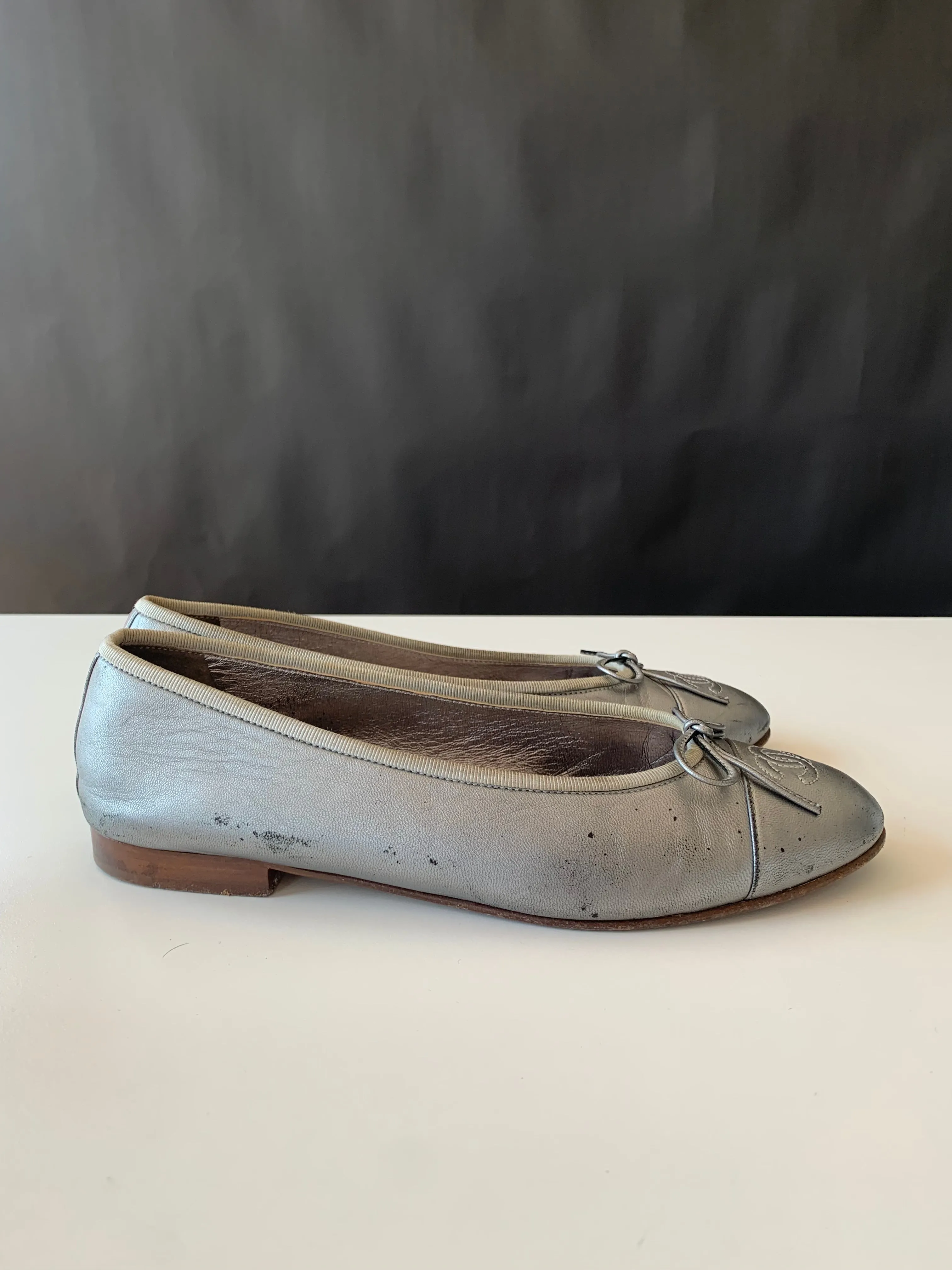 <b>CHANEL </b> <br>Cap Toe Ballerina Flats 39.5