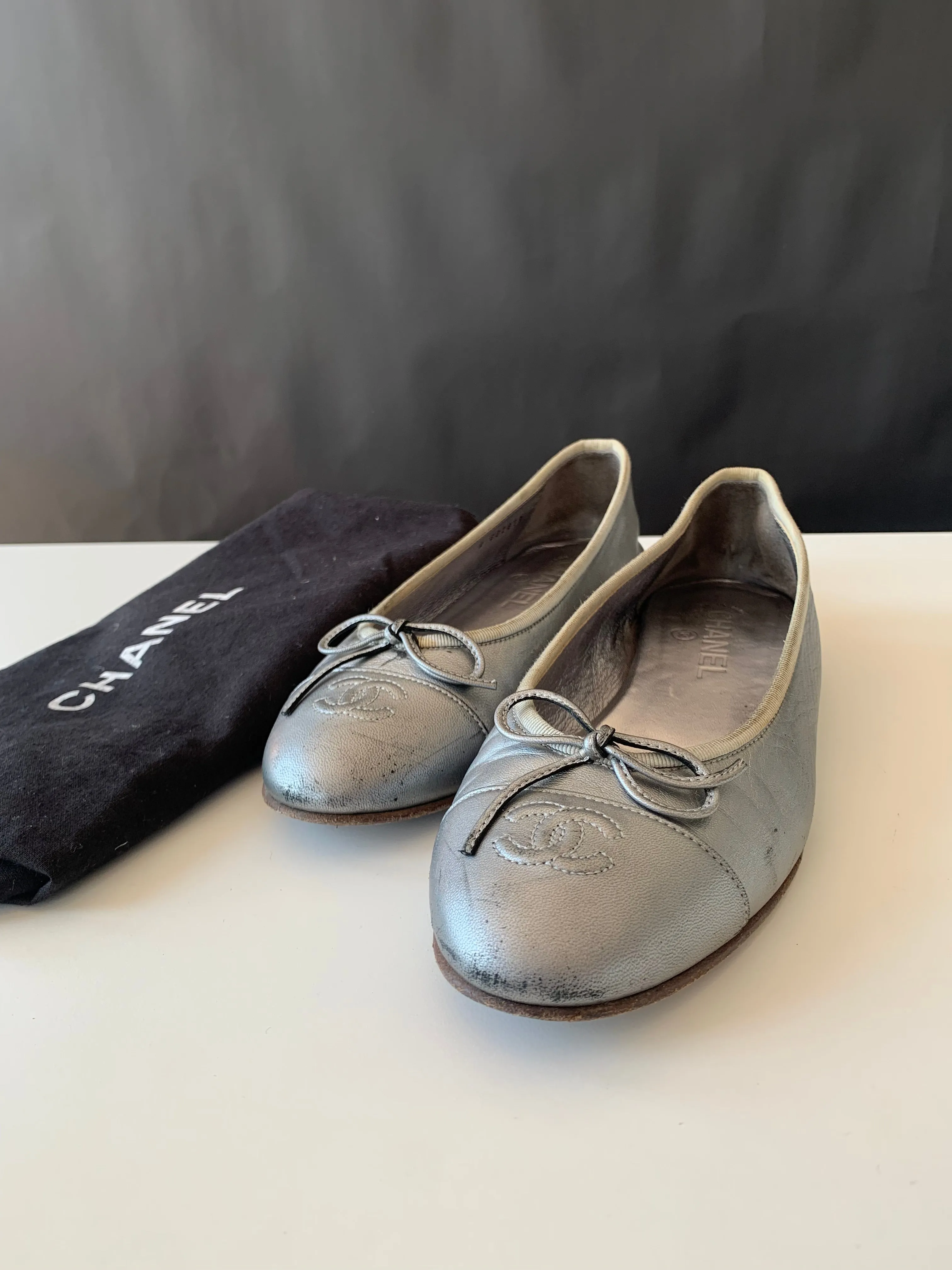 <b>CHANEL </b> <br>Cap Toe Ballerina Flats 39.5
