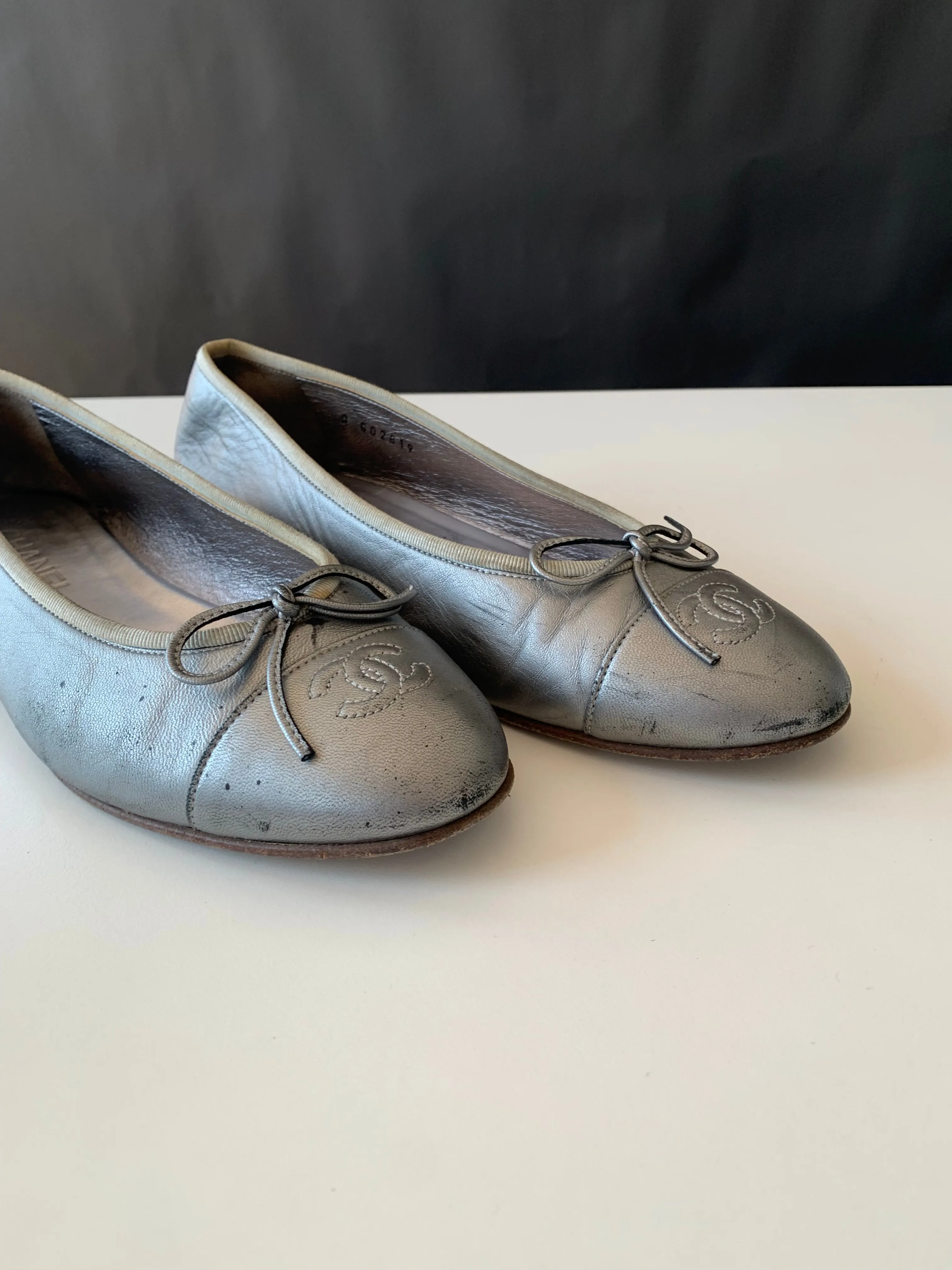 <b>CHANEL </b> <br>Cap Toe Ballerina Flats 39.5