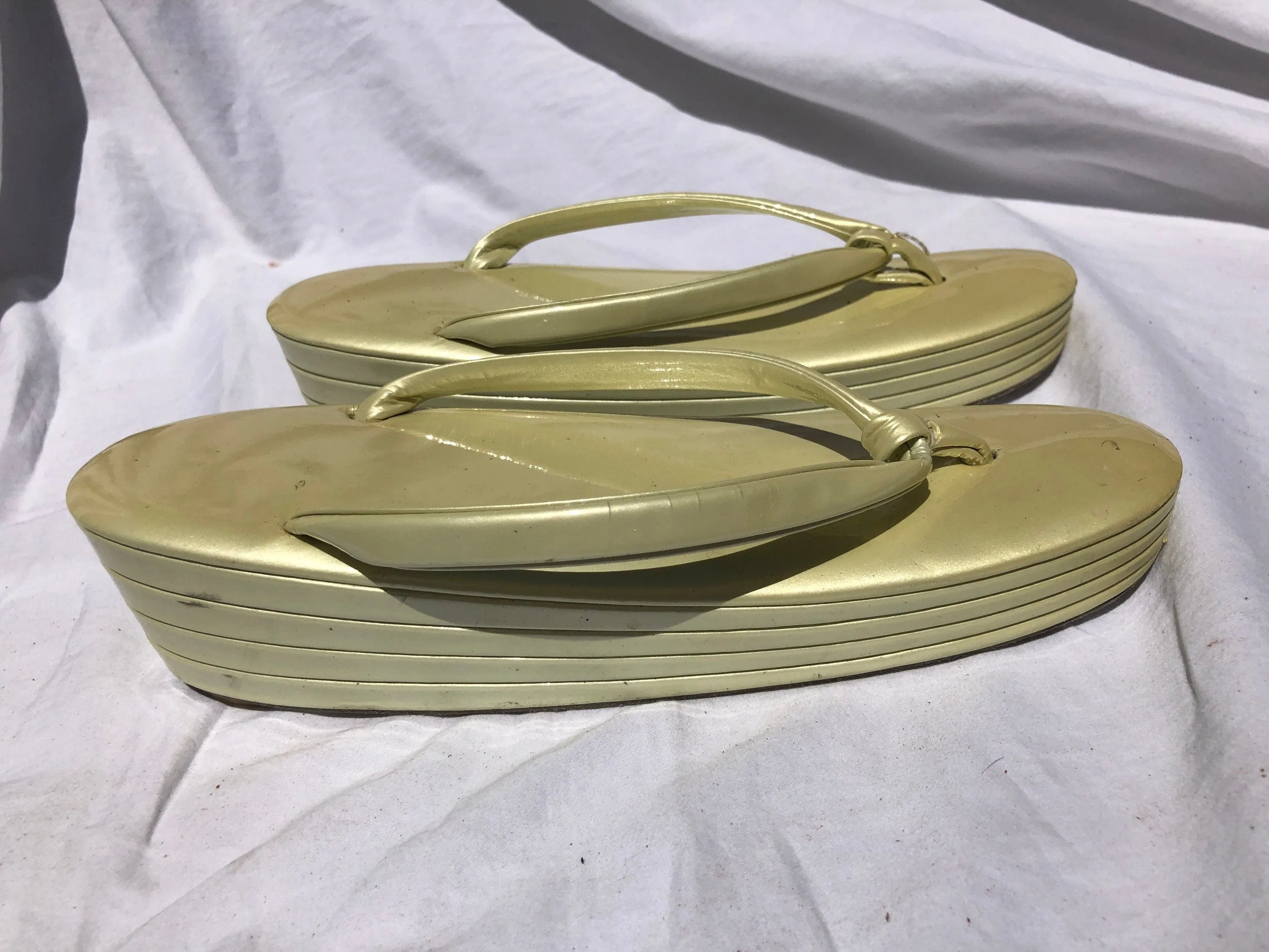 Unique Vintage Asian Metallic Chartreuse Green Yellow Thing Sandals c.1960 Size 6