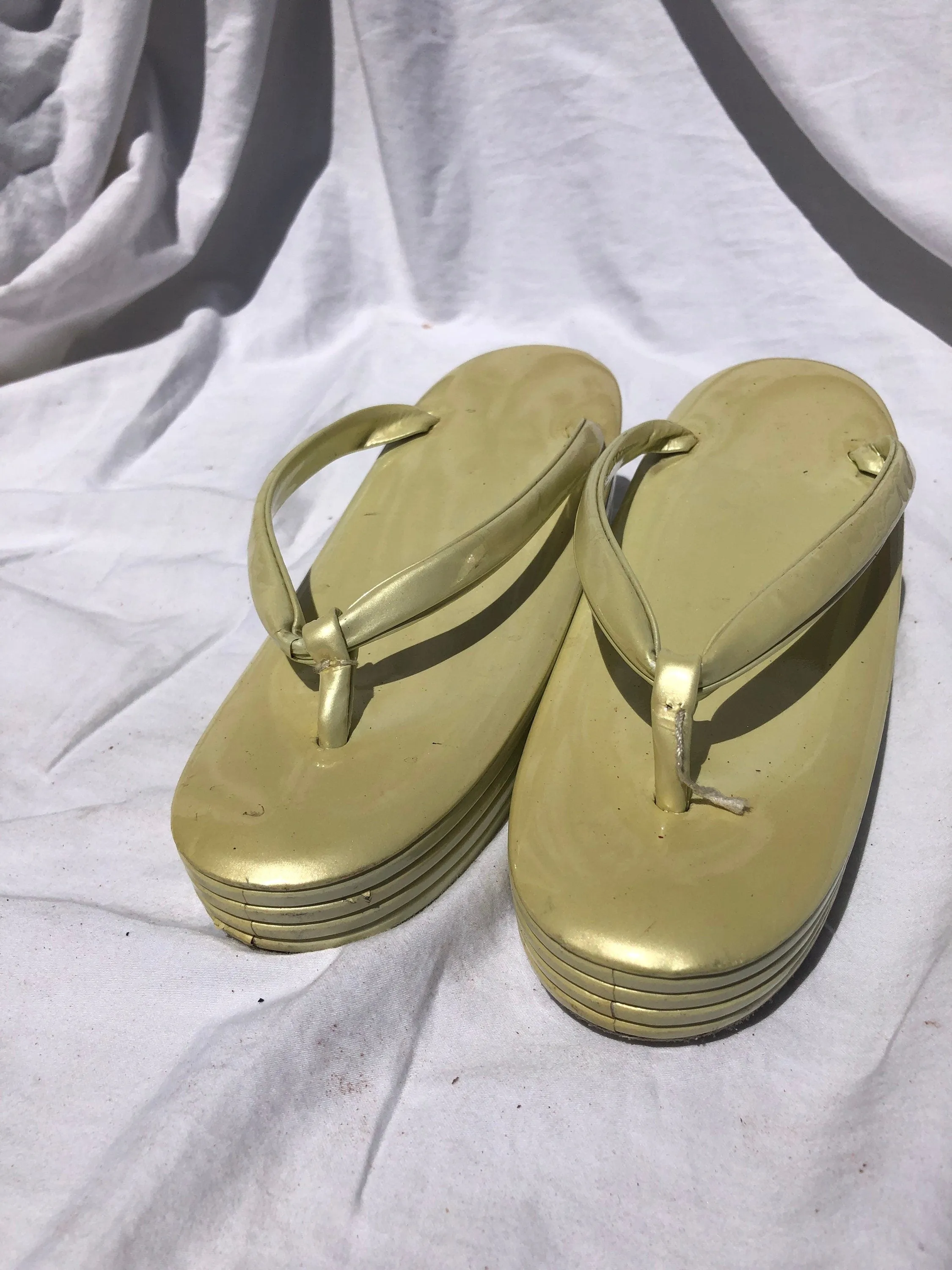 Unique Vintage Asian Metallic Chartreuse Green Yellow Thing Sandals c.1960 Size 6