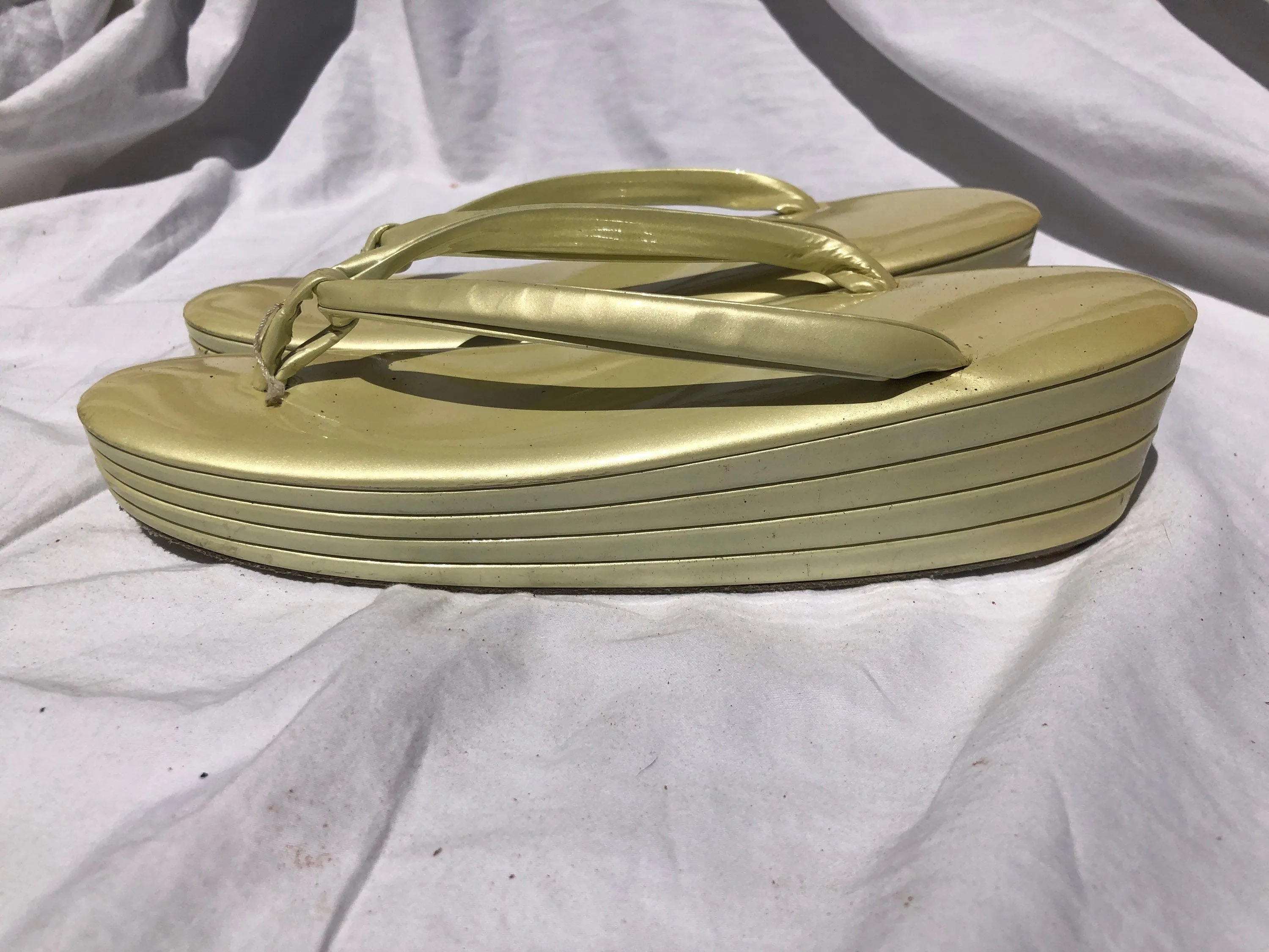Unique Vintage Asian Metallic Chartreuse Green Yellow Thing Sandals c.1960 Size 6