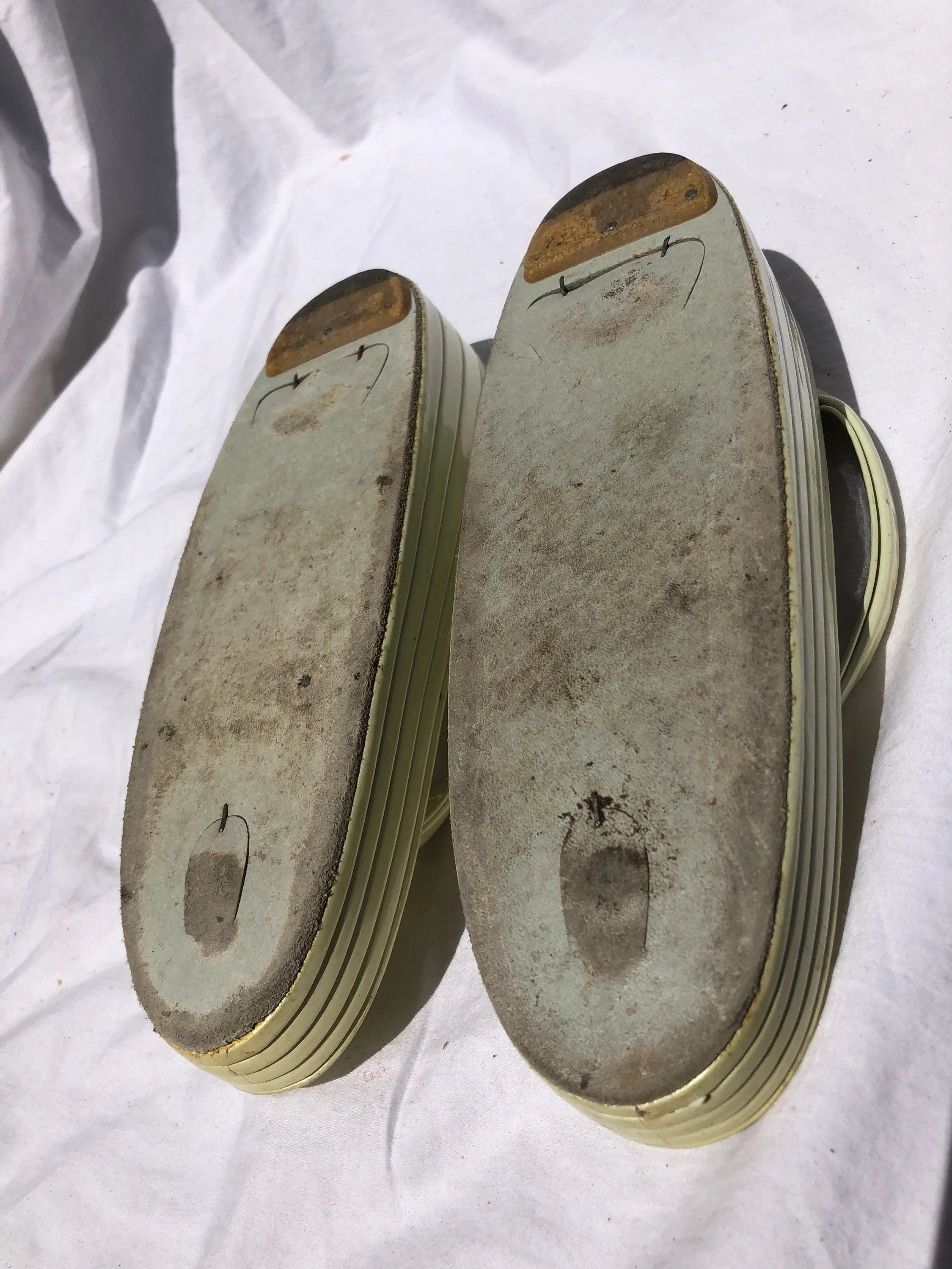 Unique Vintage Asian Metallic Chartreuse Green Yellow Thing Sandals c.1960 Size 6