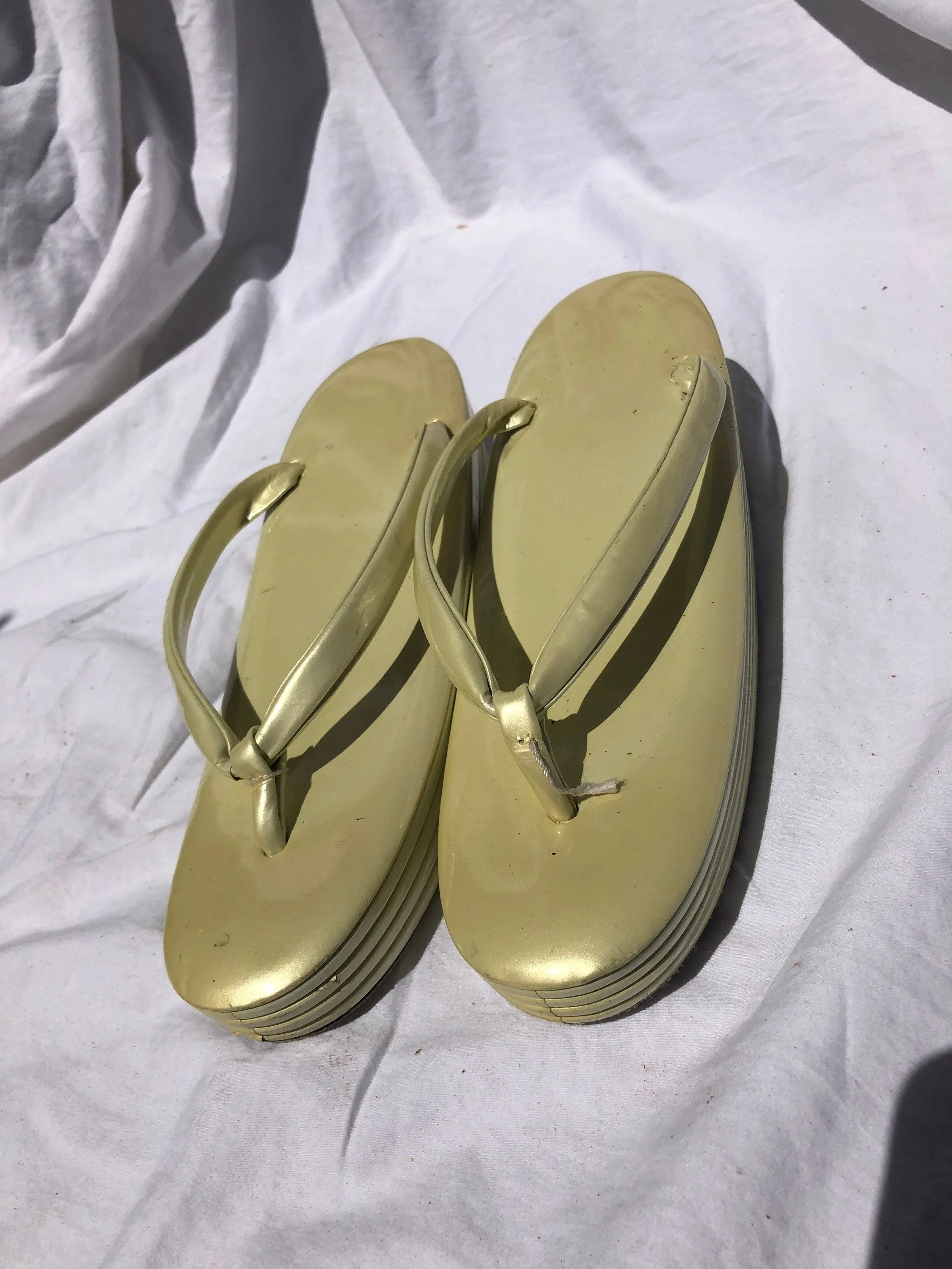 Unique Vintage Asian Metallic Chartreuse Green Yellow Thing Sandals c.1960 Size 6